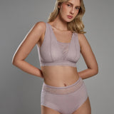 Brasier, bra de mastectomí­a Diane & Geordi en encaje gris claro, diseñado para brindar comodidad y soporte diario.