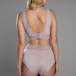 Brasier, bra de mastectomí­a Diane & Geordi en encaje gris claro, diseñado para brindar comodidad y soporte diario.