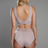 Brasier, bra de mastectomí­a Diane & Geordi en encaje gris claro, diseñado para brindar comodidad y soporte diario.