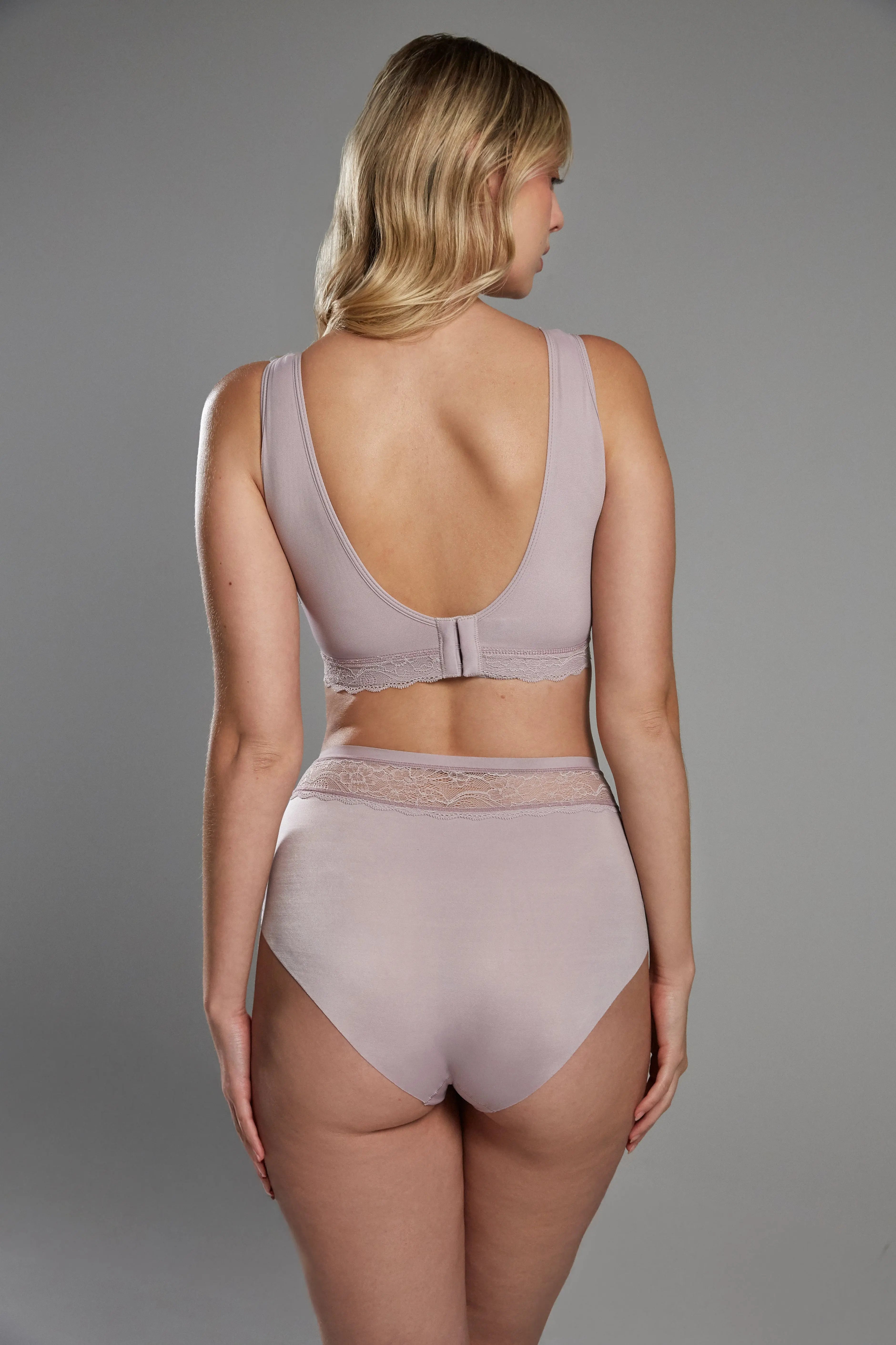 Brasier, bra de mastectomí­a Diane & Geordi en encaje gris claro, diseñado para brindar comodidad y soporte diario.