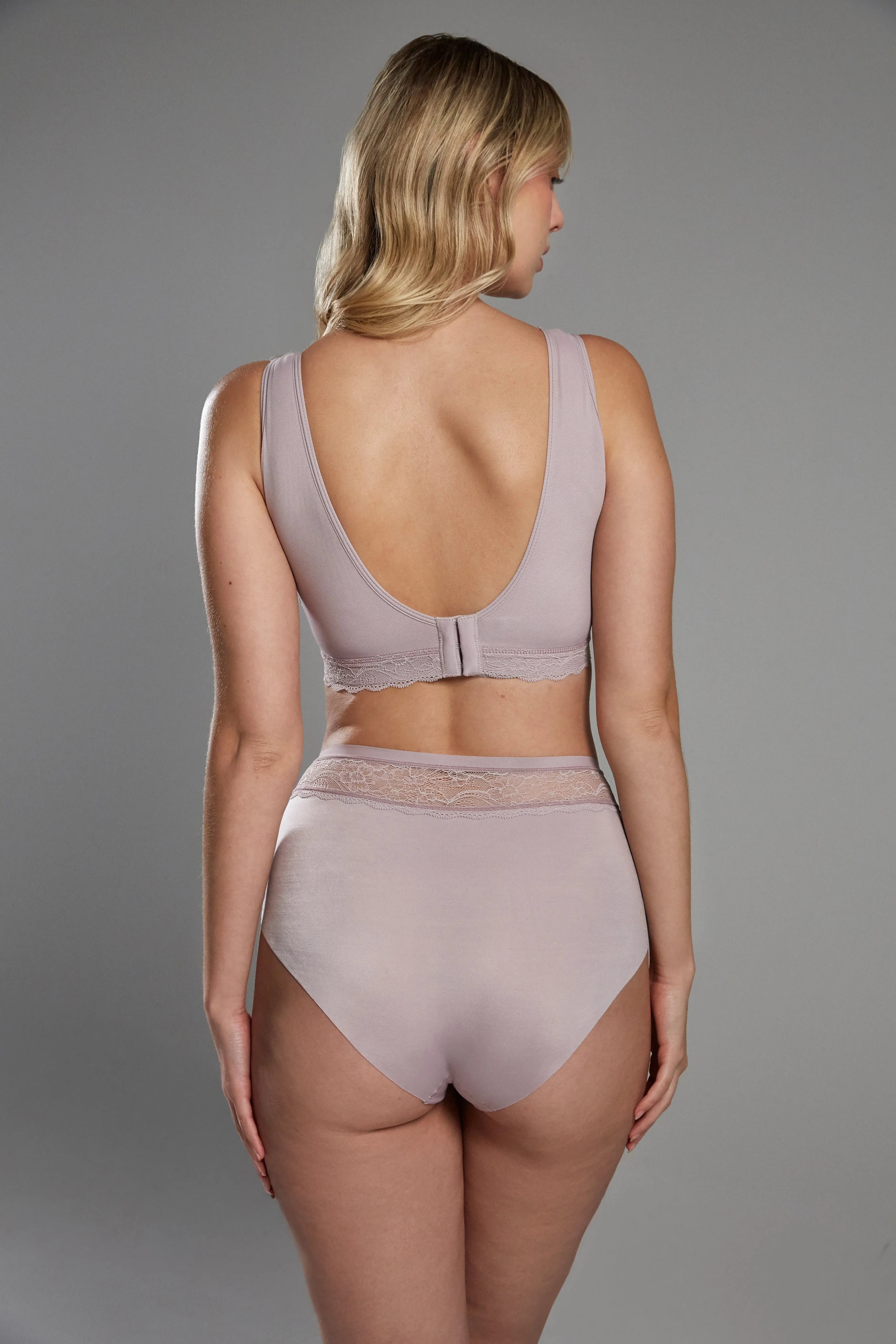 Brasier, bra de mastectomí­a Diane & Geordi en encaje gris claro, diseñado para brindar comodidad y soporte diario.