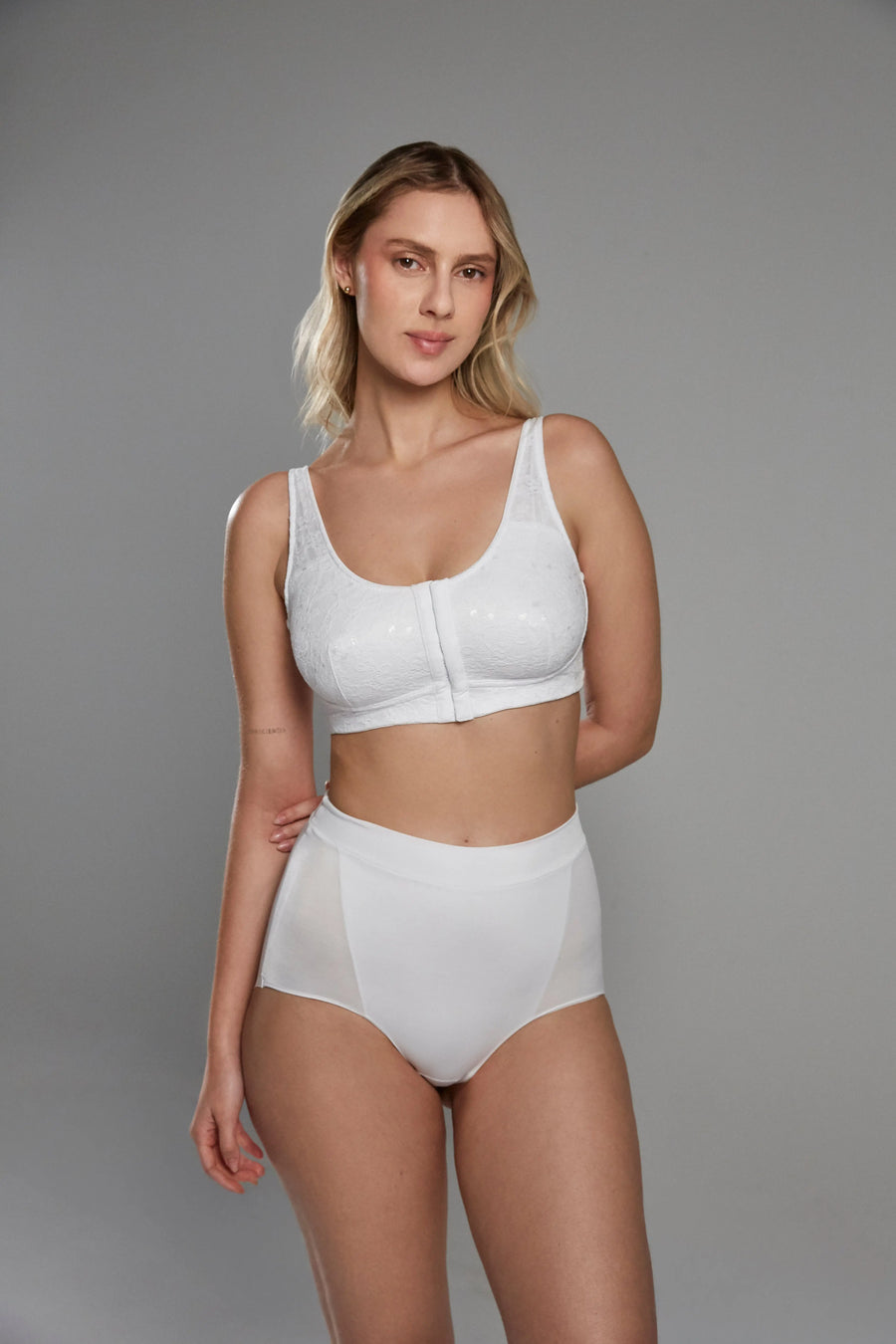 Bralette Diane & Geordi en encaje blanco con broche frontal y posterior, copa ancha y espalda de alto soporte, referencia (011419).