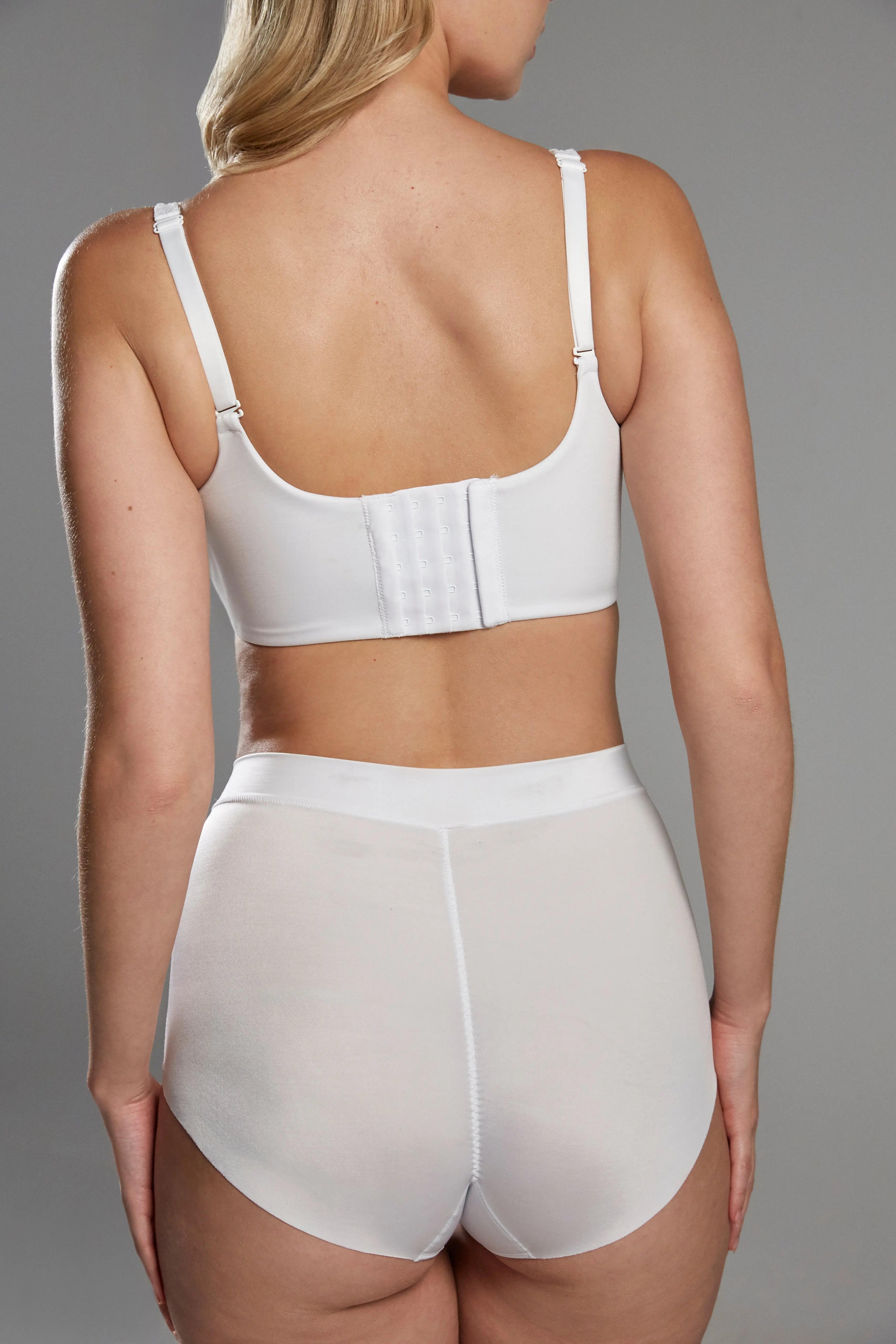 Bralette Diane & Geordi en encaje blanco con broche frontal y posterior, copa ancha y espalda de alto soporte, referencia (011419).