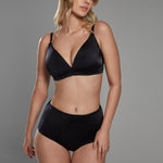Panty clásico Diane & Geordi en color negro vainilla, pierna invisible, levanta cola y control suave en abdomen.