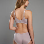 Modelo usando brasier de microfibra copa completa