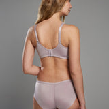 Modelo usando brasier de microfibra copa completa