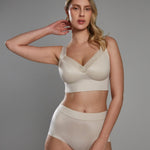 Mujer usando brasier color blanco con copa completa, espalda ancha e invisible y detalles en tull, Diane & Geordi.