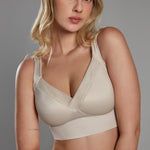 Mujer usando brasier color blanco con copa completa, espalda ancha e invisible y detalles en tull, Diane & Geordi.