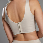 Mujer usando brasier color blanco con copa completa, espalda ancha e invisible y detalles en tull, Diane & Geordi.