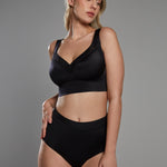 Mujer usando brasier color negro con copa completa, espalda ancha e invisible y detalles en tull, Diane & Geordi.