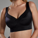 Mujer usando brasier color negro con copa completa, espalda ancha e invisible y detalles en tull, Diane & Geordi.