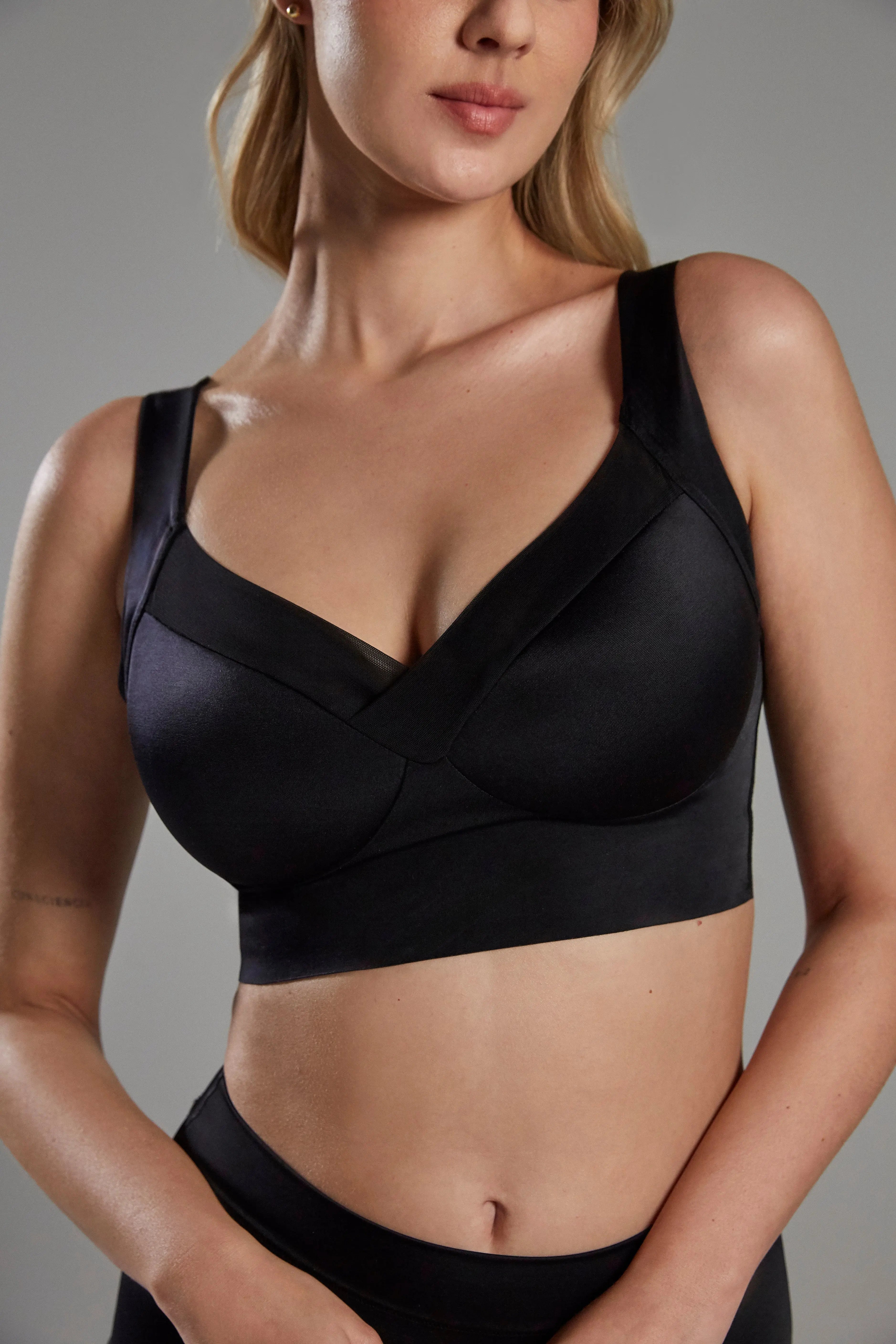 Mujer usando brasier color negro con copa completa, espalda ancha e invisible y detalles en tull, Diane & Geordi.