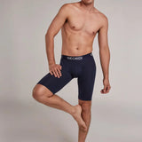 Hombre usando bóxer extra largo hasta la rodilla color negro completo