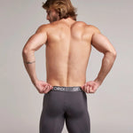 Hombre usando bóxer extra largo hasta la rodilla color negro espalda