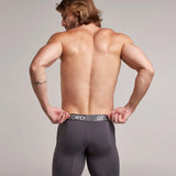 Hombre usando bóxer extra largo hasta la rodilla color negro espalda