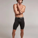 Hombre usando bóxer extra largo hasta la rodilla color negro plano completo