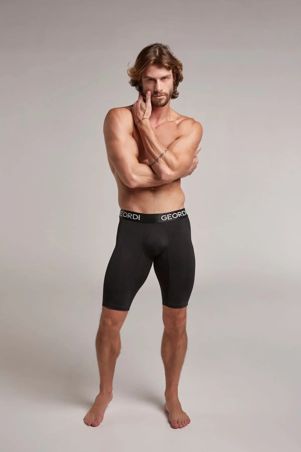 Hombre usando bóxer extra largo hasta la rodilla color negro plano completo