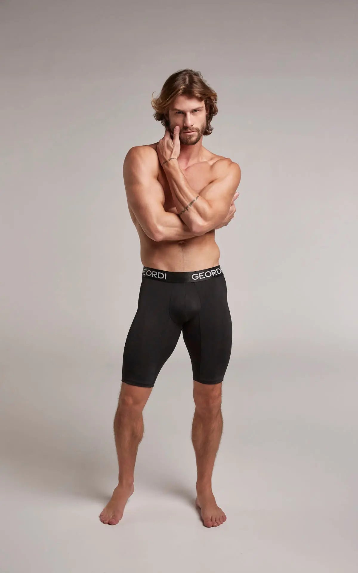 Hombre usando bóxer extra largo hasta la rodilla color negro plano completo