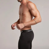 Hombre usando bóxer extra largo hasta la rodilla color negro de lado