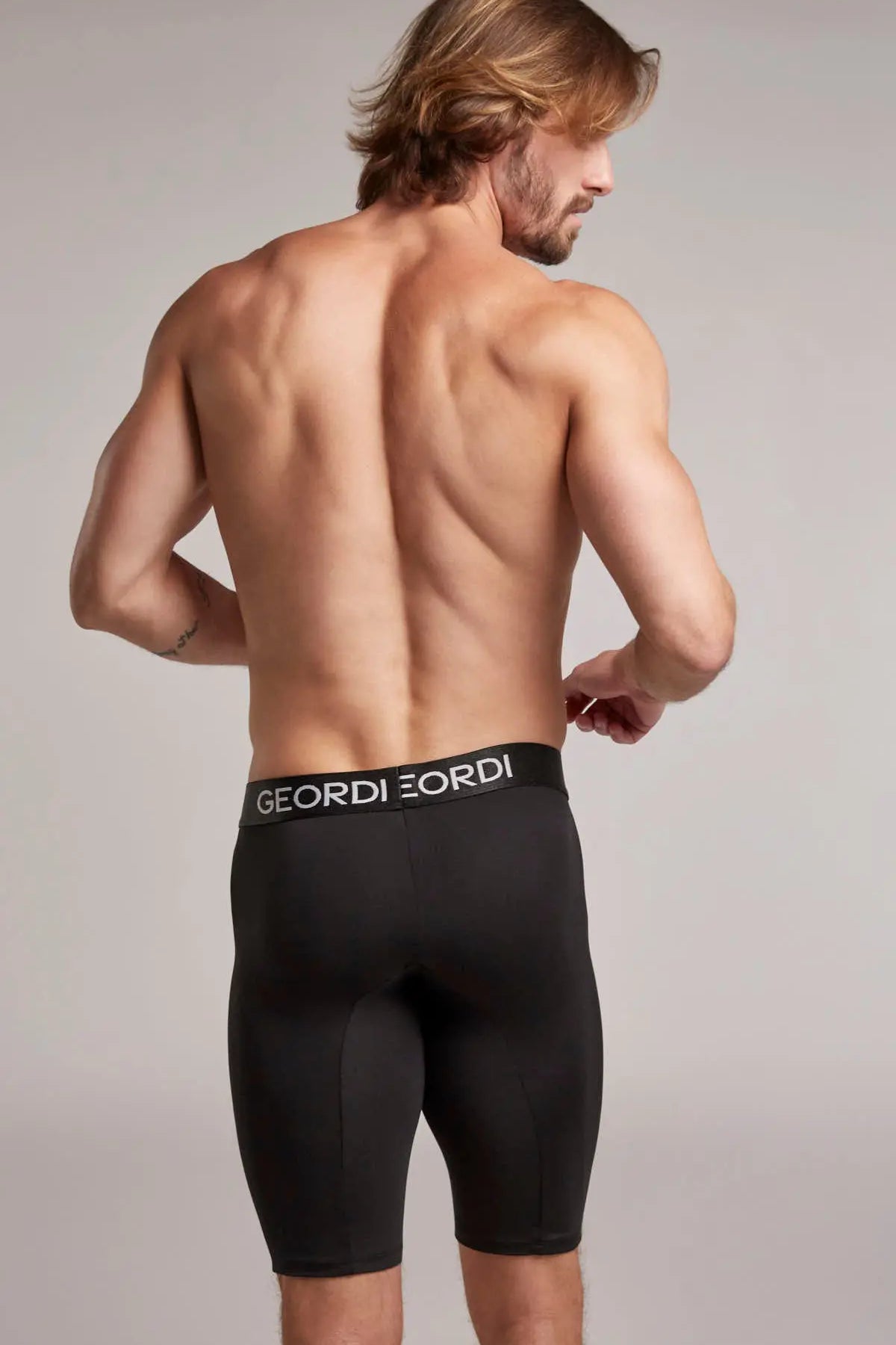 Detalle del elástico contramarcado tono a tono