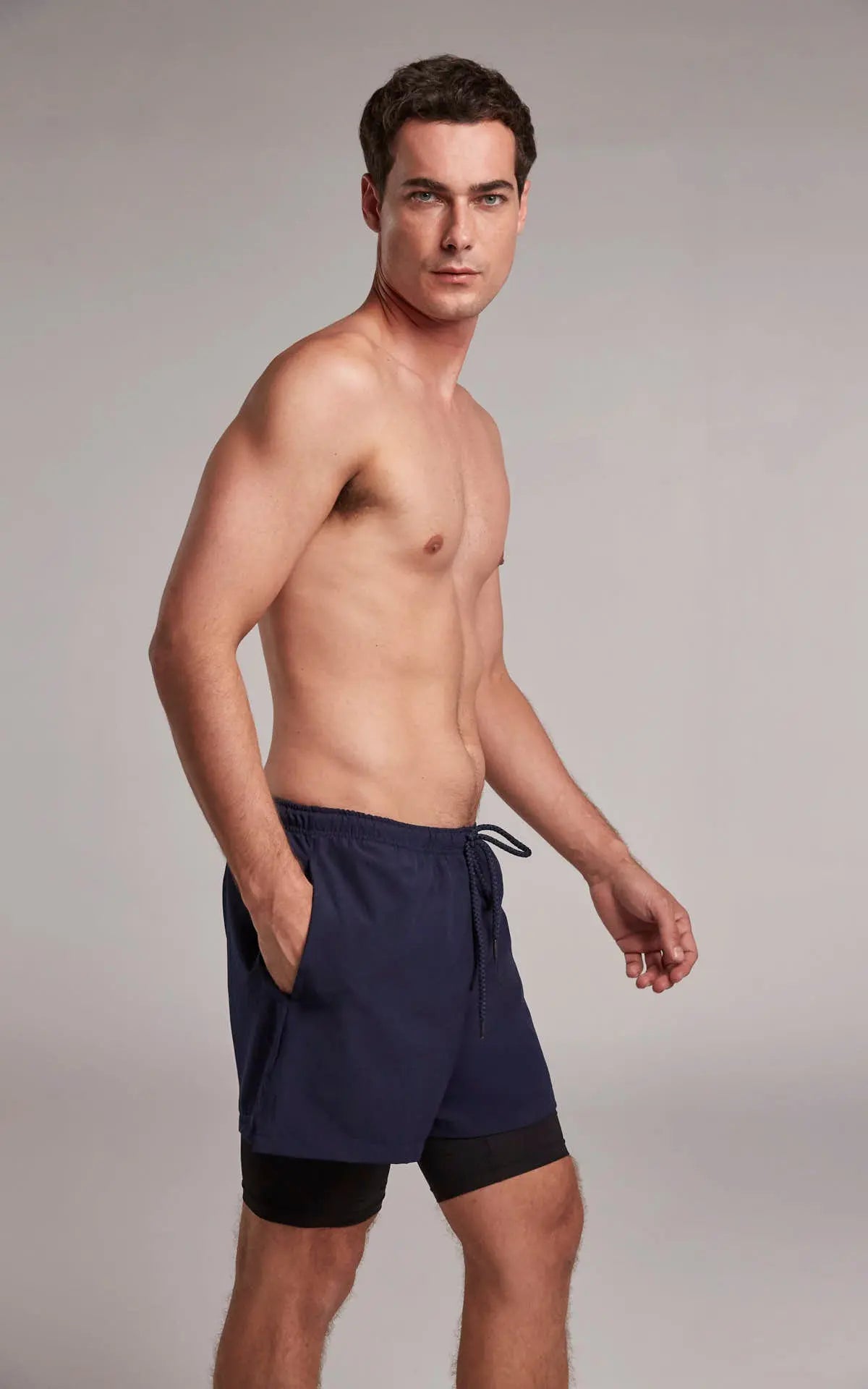 pantaloneta deportivo con bóxer interno para hombre espalda de lado