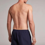 Detalle del logo reflectivo en short deportivo espalda