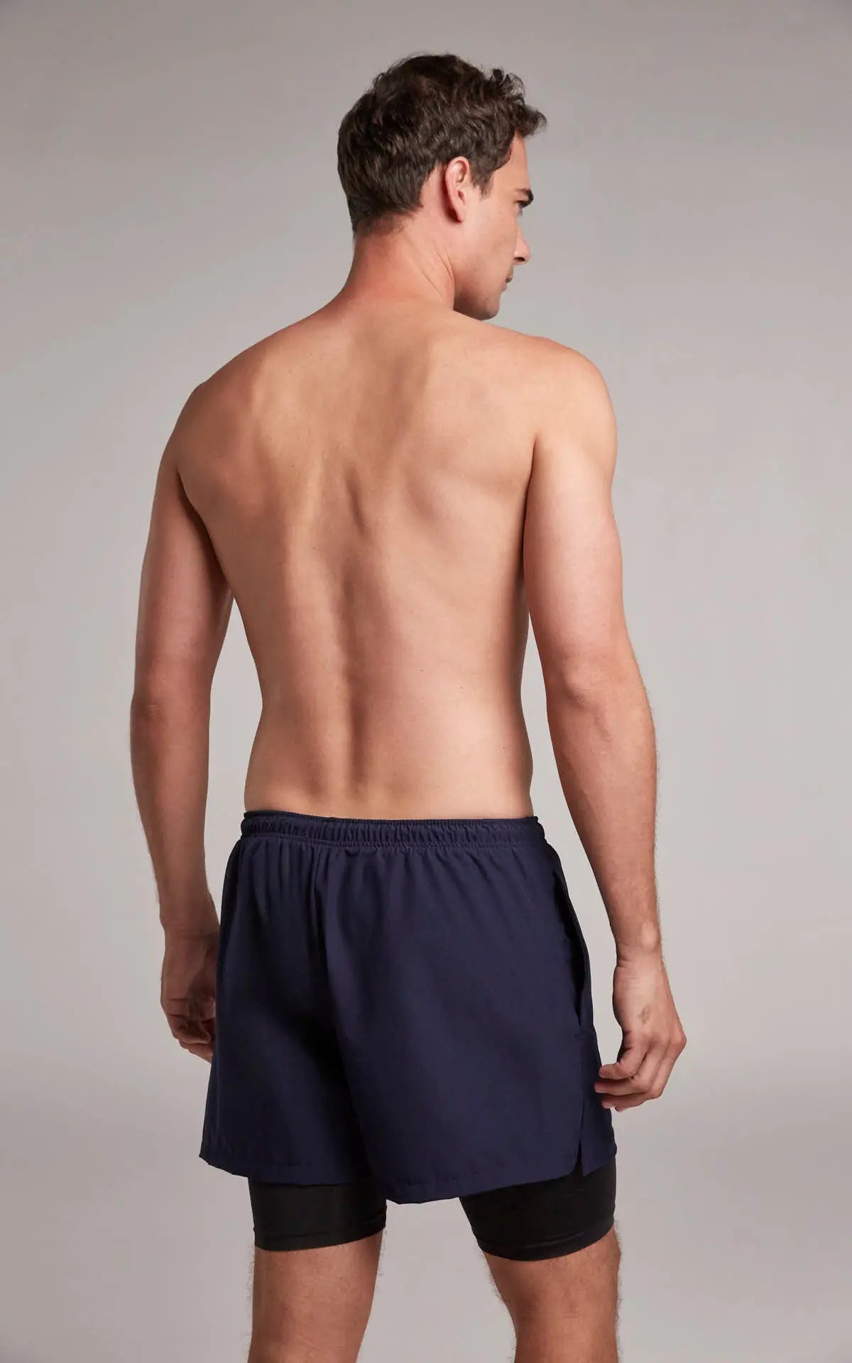 Detalle del logo reflectivo en short deportivo espalda