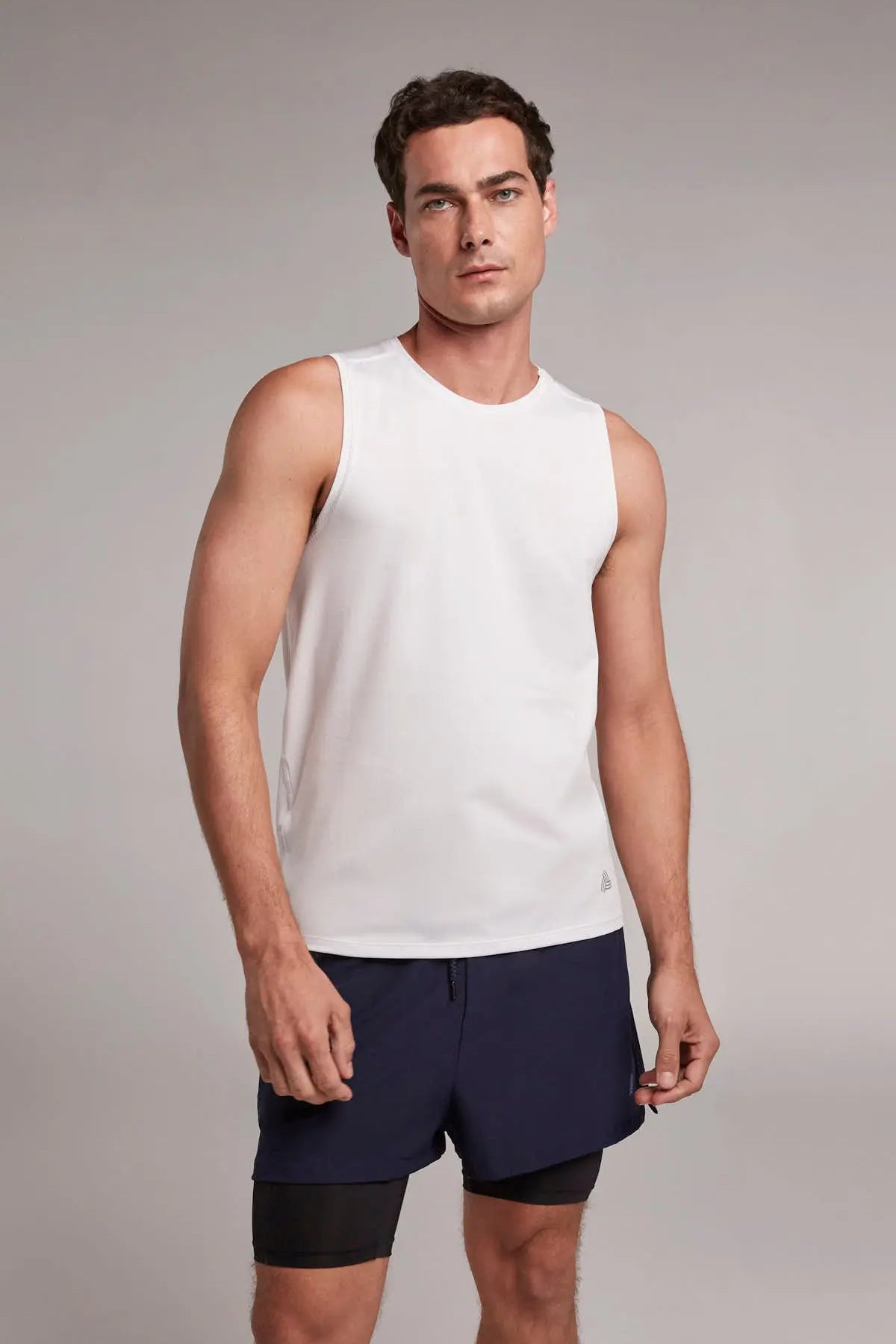 Camiseta deportiva cuello redondo para mujer en malla blanca