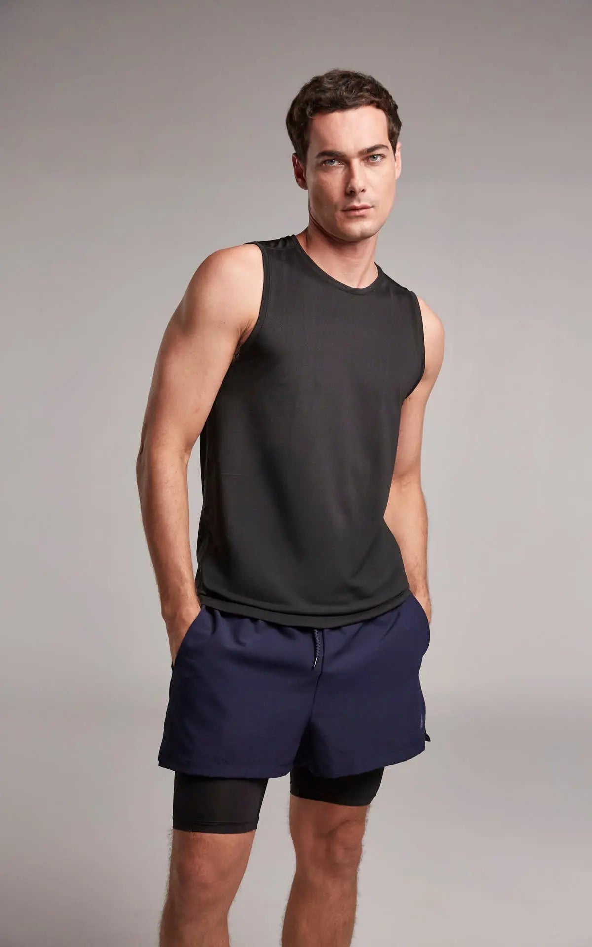 Camiseta deportiva cuello redondo para mujer en malla de lado