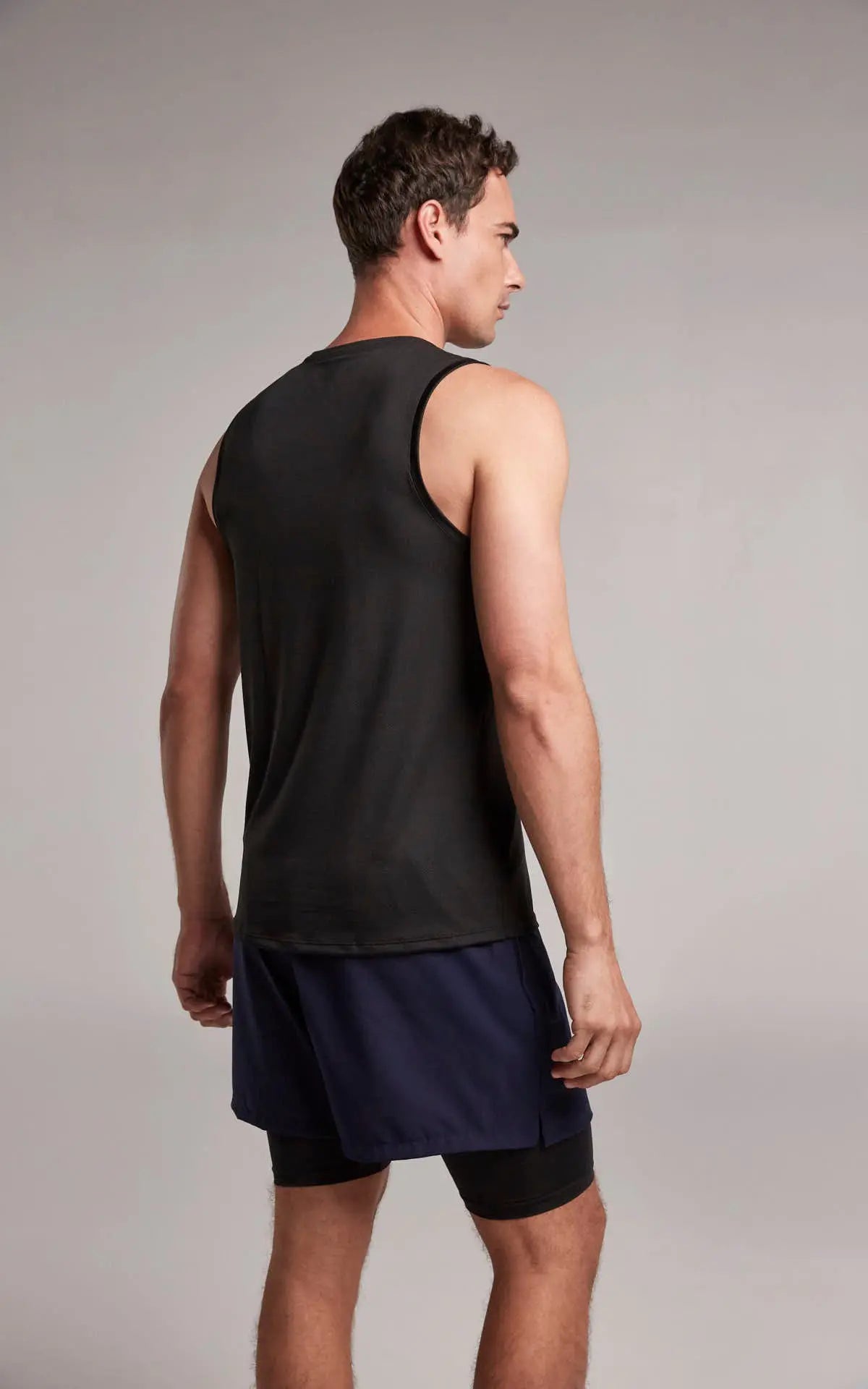 Camiseta deportiva cuello redondo para mujer en malla de espalda negra