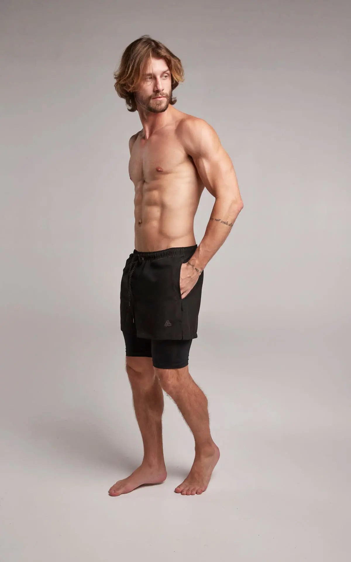 Short deportivo con bóxer interno para hombre de lado