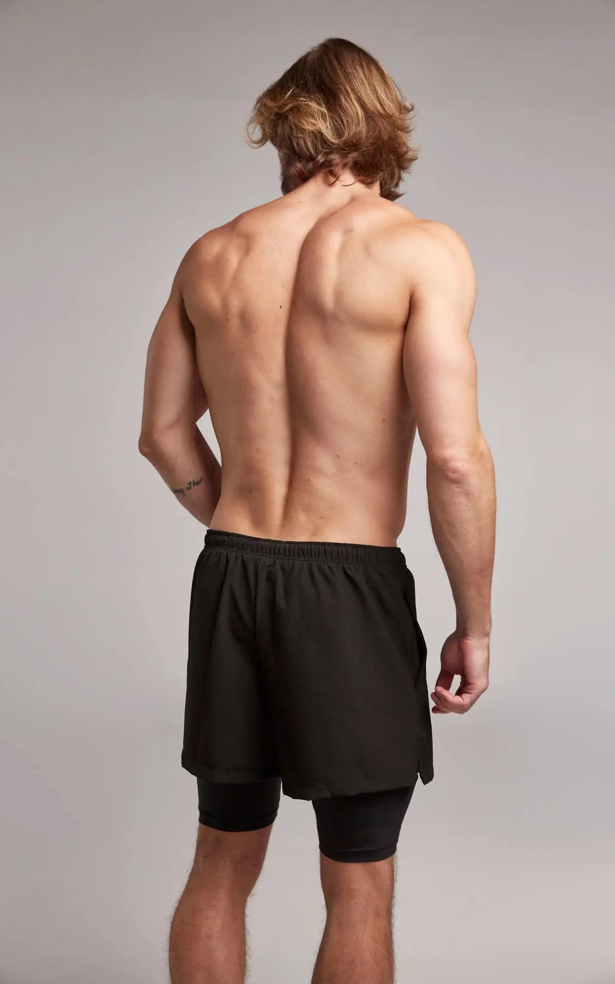 pantaloneta deportivo con bóxer interno para hombre espalda