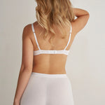 Panty cómodo con elástico ancho en cintura, color blanco, vista de espalda, modelo de cabello rubio.