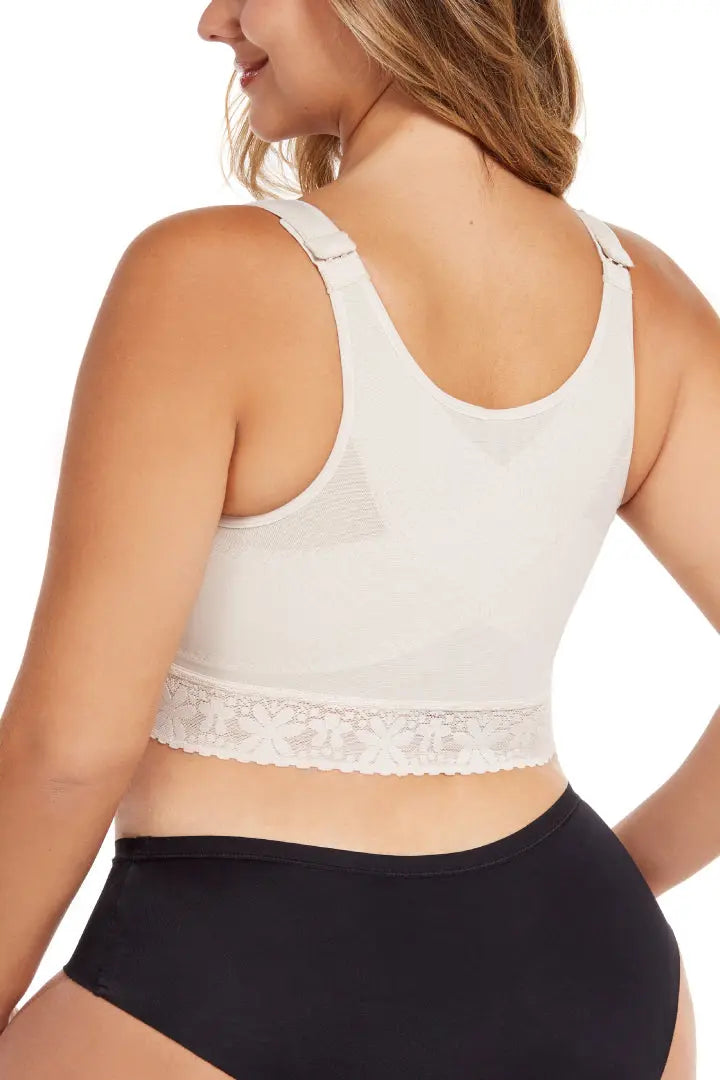 Mujer usando brasier moldeador PowerControl con cierre frontal y corrector de postura Diane & Geordi