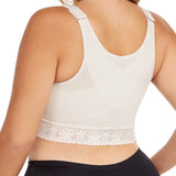 Mujer usando brasier moldeador PowerControl con cierre frontal y corrector de postura Diane & Geordi