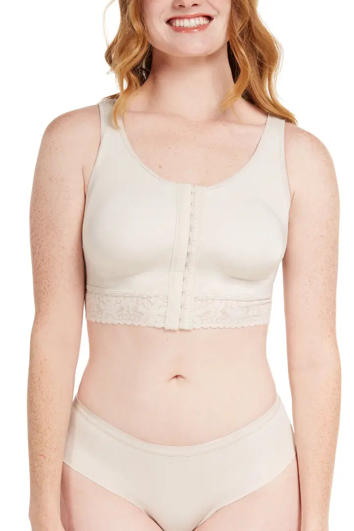 Mujer usando brasier moldeador PowerControl con cierre frontal y corrector de postura Diane & Geordi