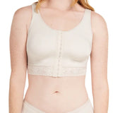 Mujer usando brasier moldeador PowerControl con cierre frontal y corrector de postura Diane & Geordi