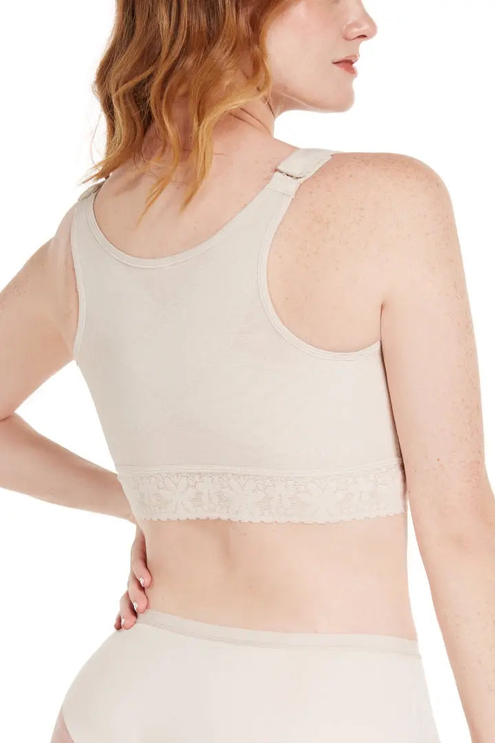 Mujer usando brasier moldeador PowerControl con cierre frontal y corrector de postura Diane & Geordi