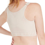 Mujer usando brasier moldeador PowerControl con cierre frontal y corrector de postura Diane & Geordi