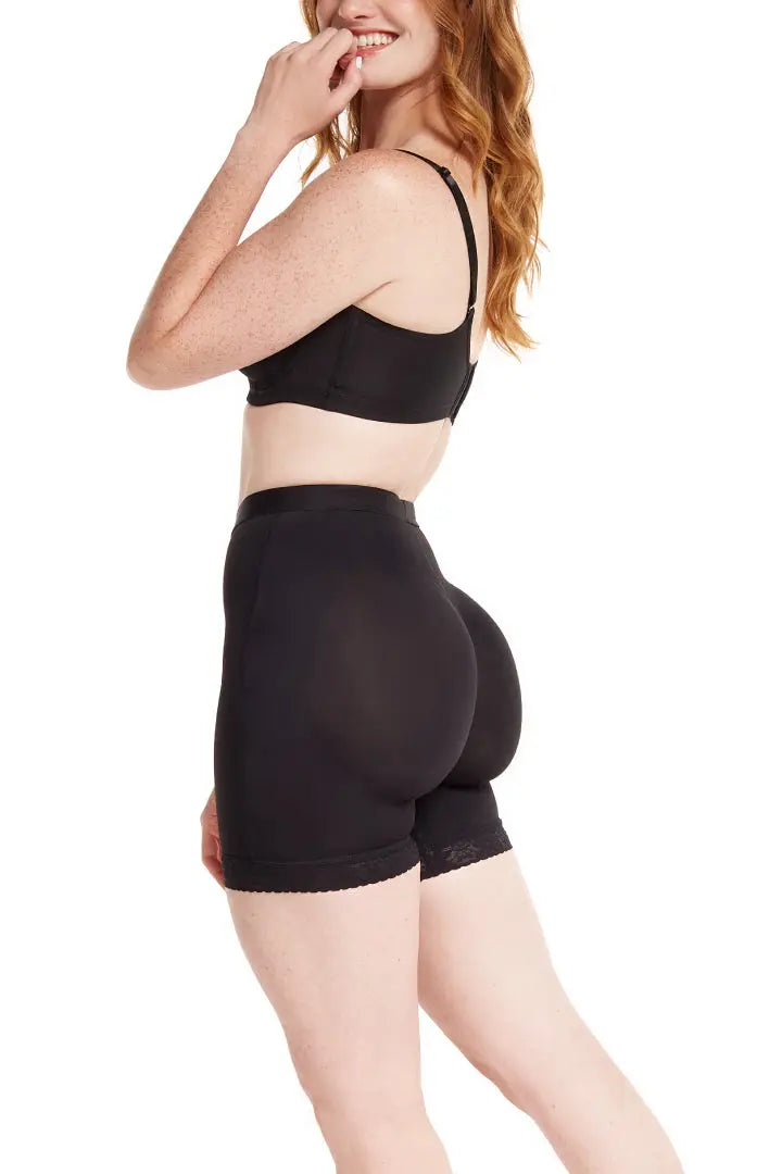 Faja corta de compresión alta con efecto levanta glúteos color negro de espalda