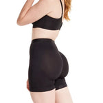 Faja corta de compresión alta con efecto levanta glúteos color negro de espalda