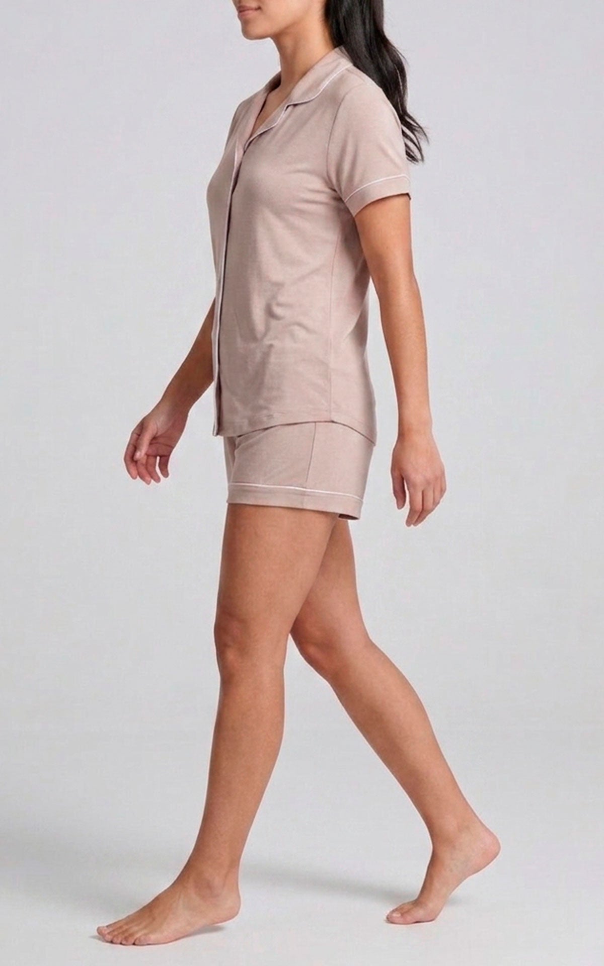 Pijama corta para mujer con camisa cuello camisero y short con sesgos al contraste.