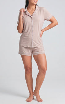 Pijama corta para dama con camisa cuello camisero y short con sesgos al contraste.