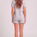 Pijama corta para mujer con camisa cuello camisero y short con sesgos al contraste. De espaldas
