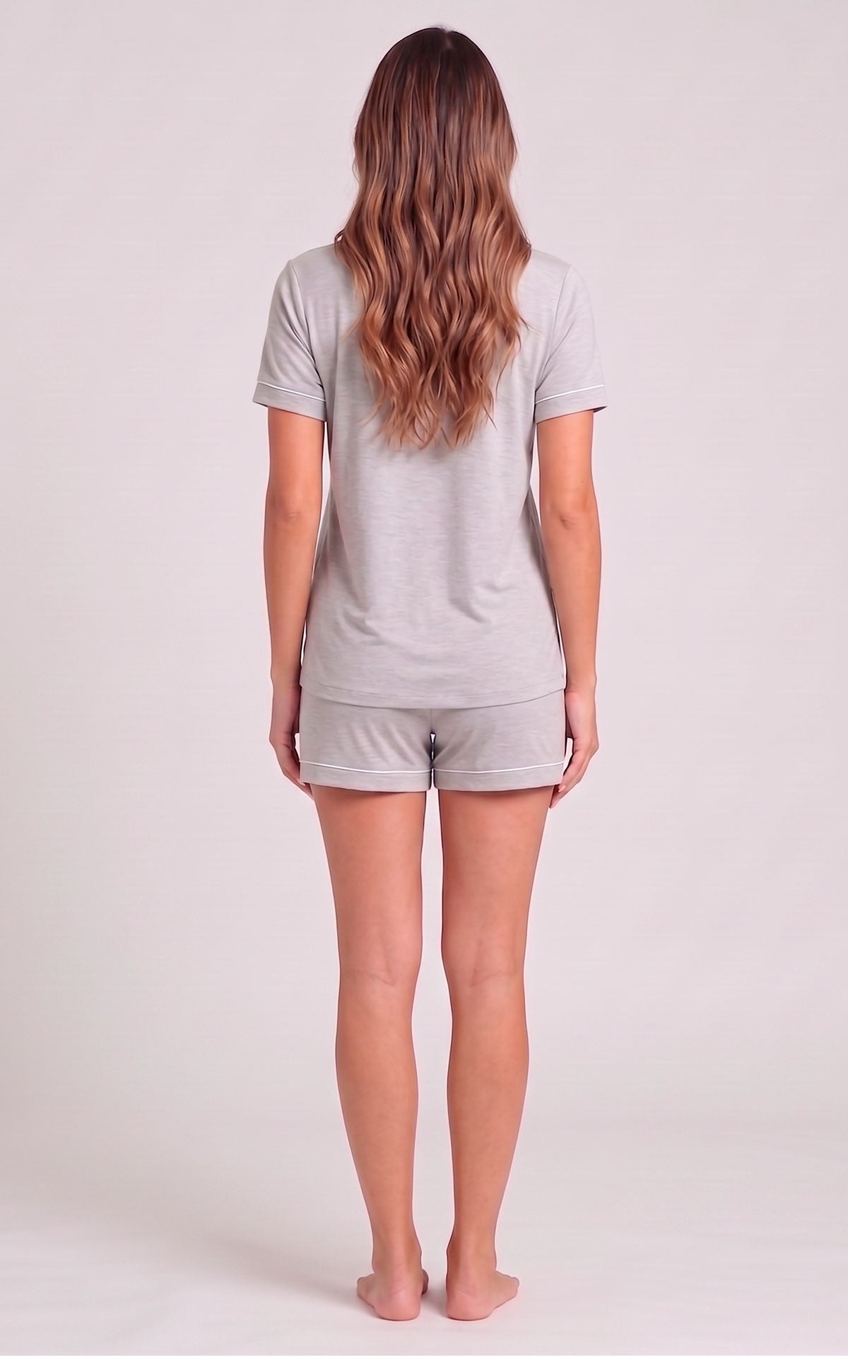 Pijama corta para mujer con camisa cuello camisero y short con sesgos al contraste. De espaldas
