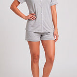Pijama corta para dama con camisa cuello camisero y short con sesgos al contraste. de frente 