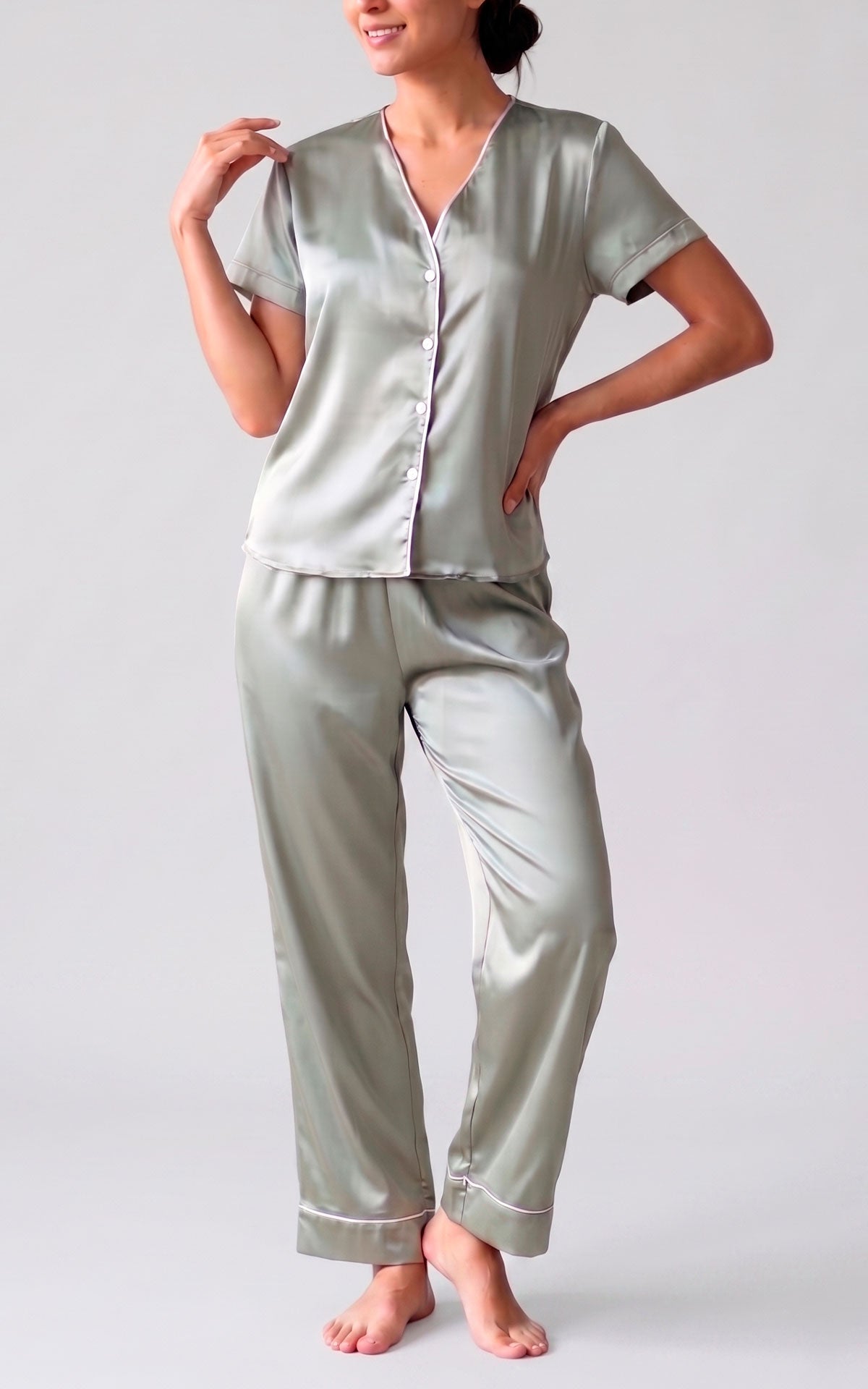 Primer plano de botones y venas al contraste en pijama femenina de satín premium. pose de frente 