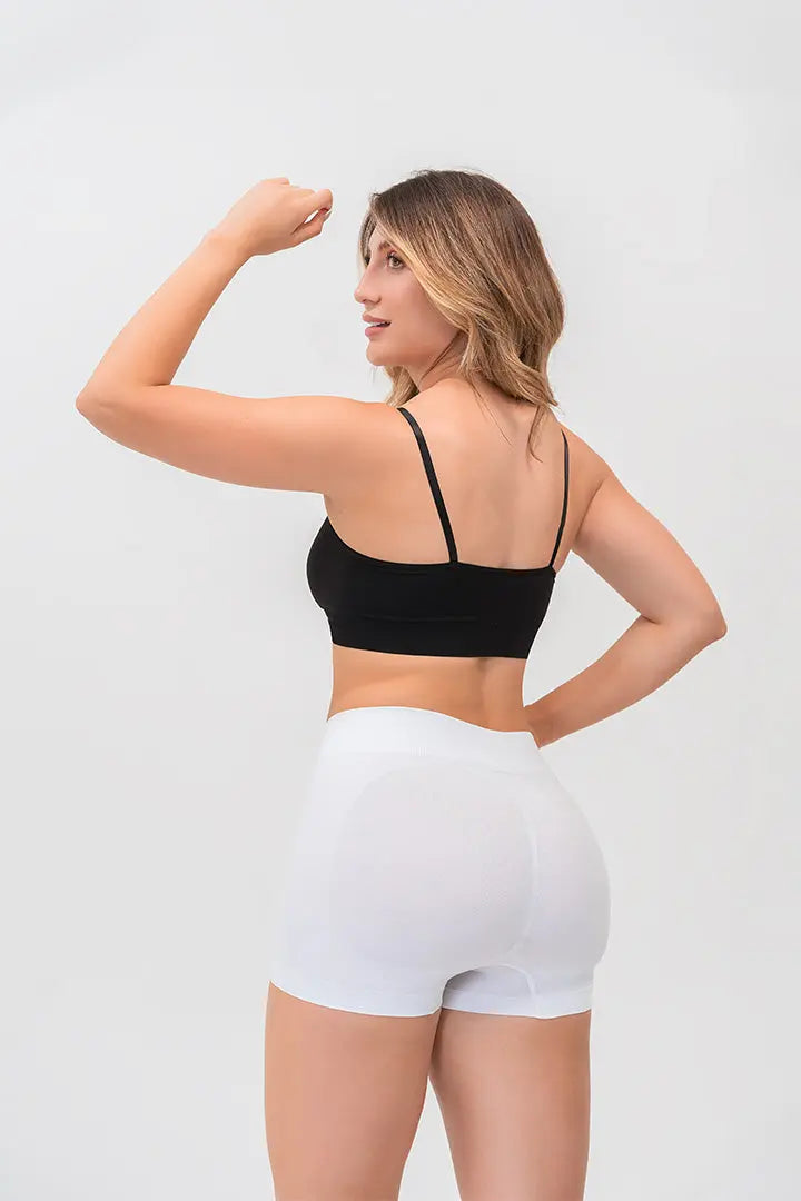 Panty seamless sin costuras tipo mini short de tiro alto - color blanco  de espalda