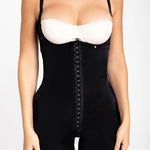Faja moldeadora corta con senos libres y compresión alta Diane&Geordi, color negro, plano cerrado