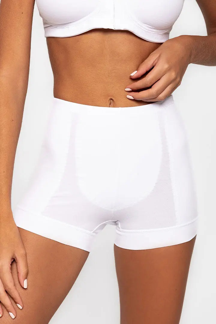 Panty bóxer alto cubrimiento Diane & Geordi, color blanco plano cerrado